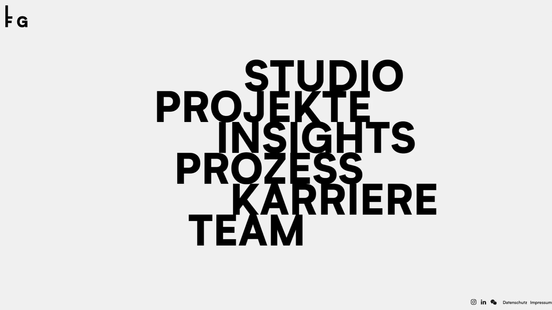 Schwarze, großformatige Schriftzüge "STUDIO, PROJEKTE, INSIGHTS, PROZESS, KARRIERE, TEAM" überlagern sich auf grauem Hintergrund.