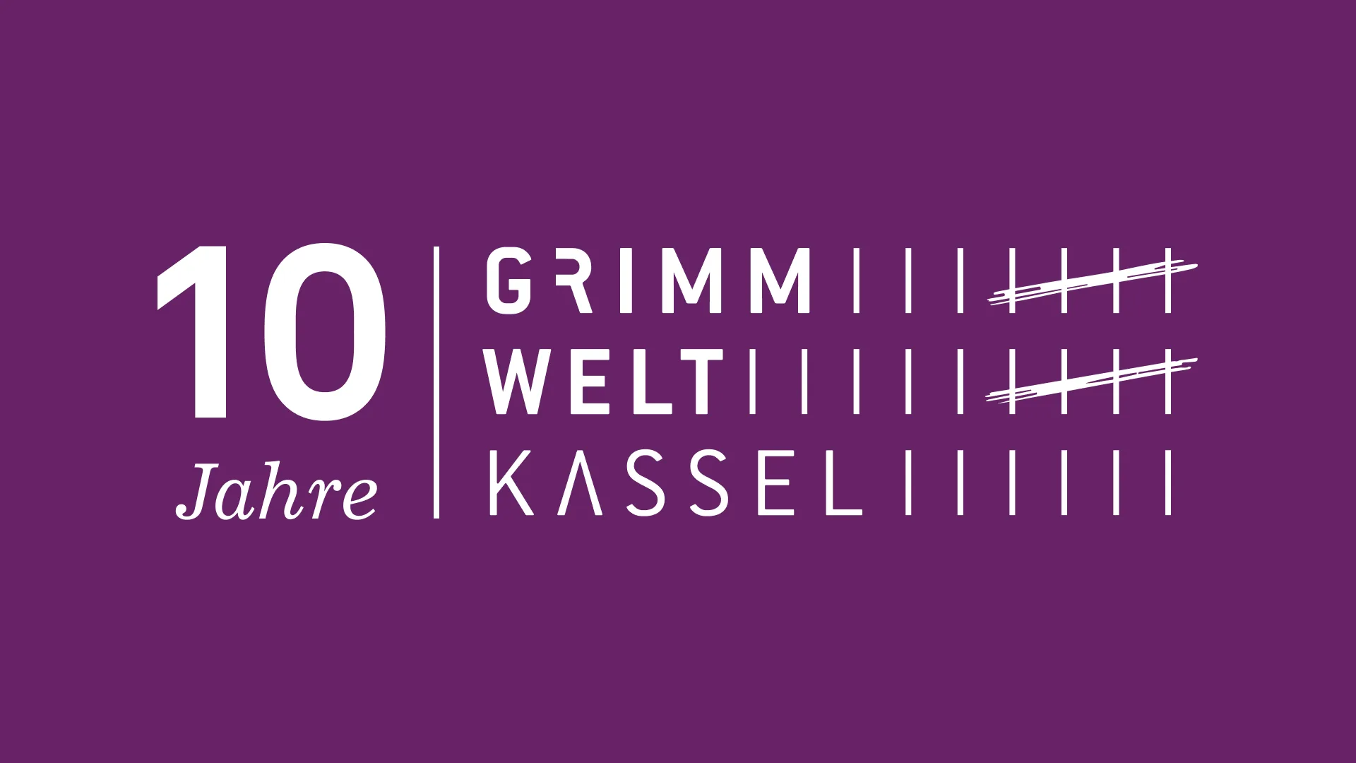 Das Logo zum 10-jährigen Jubiläum der GRIMMWELT Kassel zeigt die Zahl 10 und das Wort "Jahre" in Weiß auf lila Hintergrund, daneben die Wörter "GRIMMWELT KASSEL" mit Strichlisten.