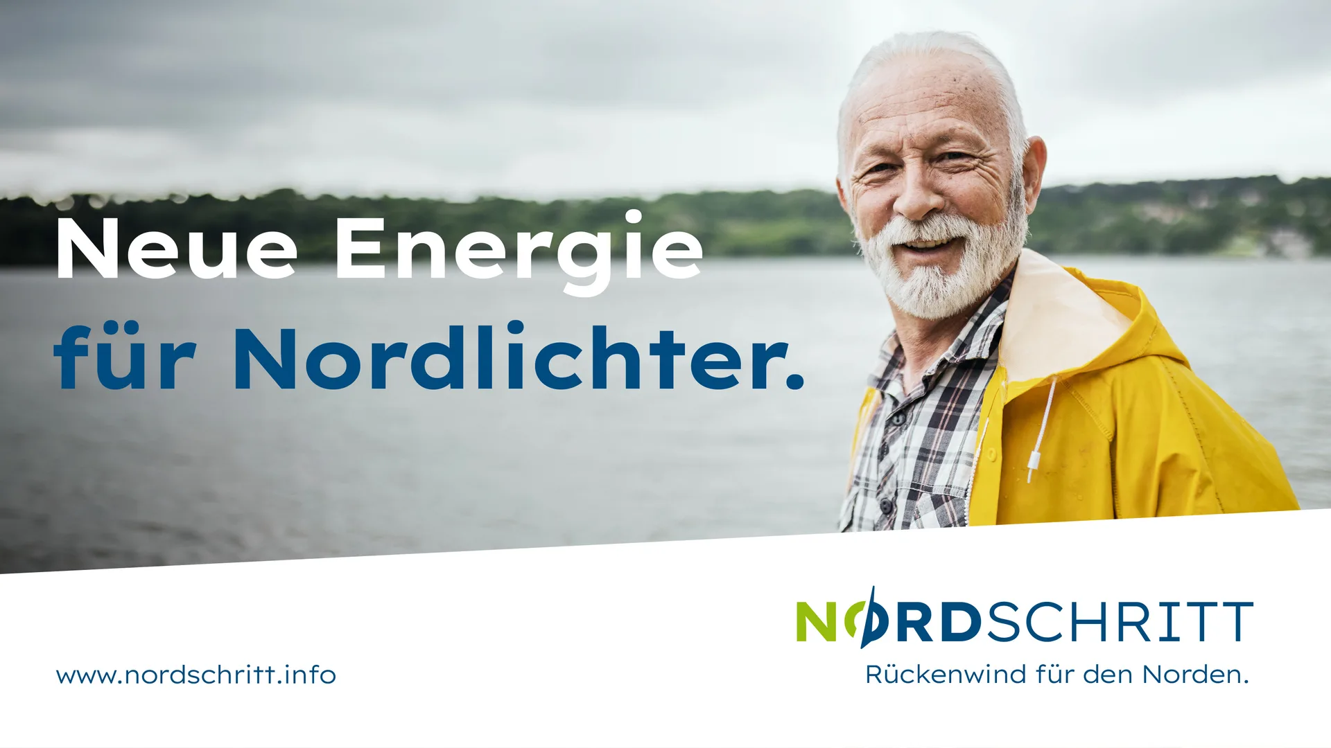 Man in an East Frisian rain jacket stands by a lake. Campaign motif 'New energy for northern lights' for the 'Nordschritt' initiative from Schwerin.